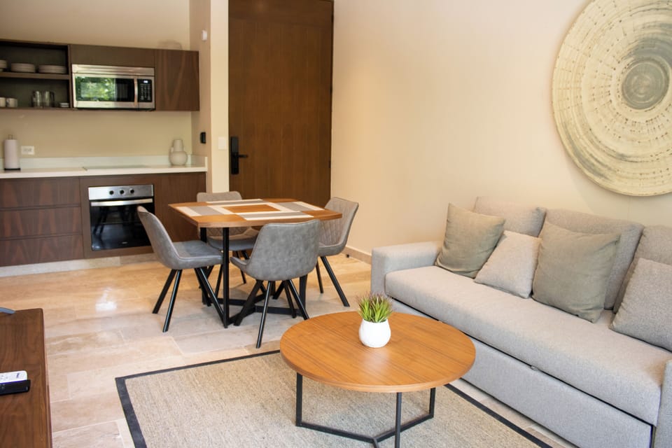 Deluxe Apartment, Balcony, Garden View | Dining room
