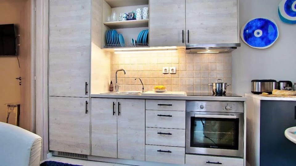 Apartment, Courtyard View | Private kitchen | Coffee/tea maker, electric kettle