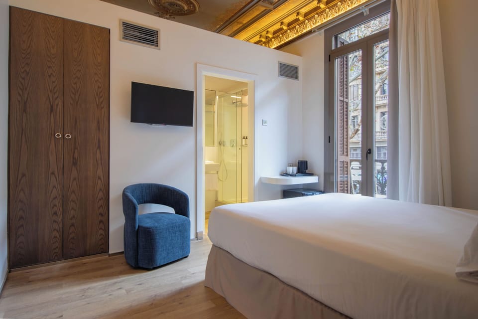 Signature Double Room (Essència) | In-room safe, desk, blackout drapes, free WiFi