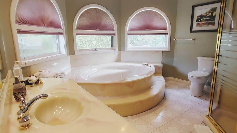 Superior Room, Bathtub (Begbie) | Bathroom | Free toiletries, hair dryer, towels