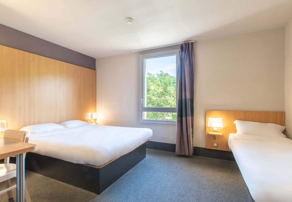 Quadruple Room, Accessible, Non Smoking | Desk, soundproofing, free WiFi, bed sheets