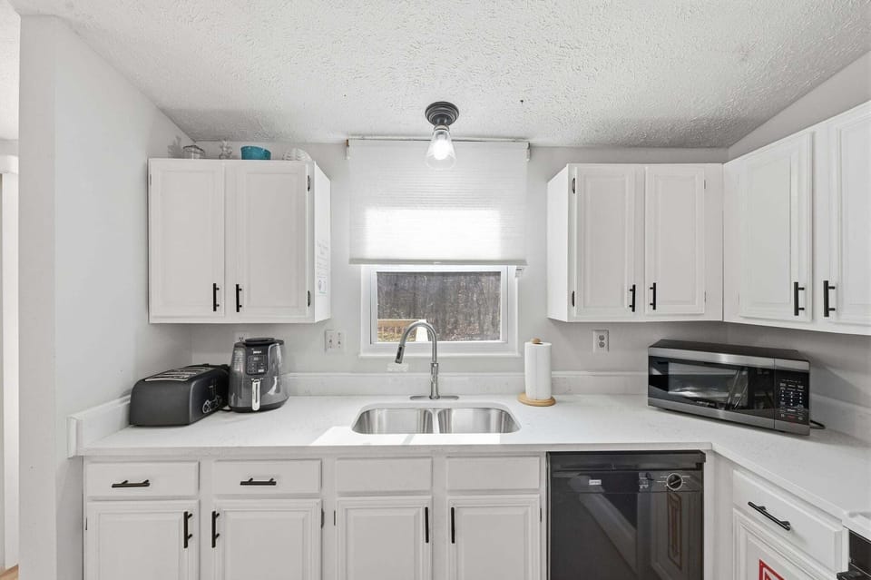 House, 3 Bedrooms | Private kitchen | Coffee/tea maker, fridge, oven, electric kettle