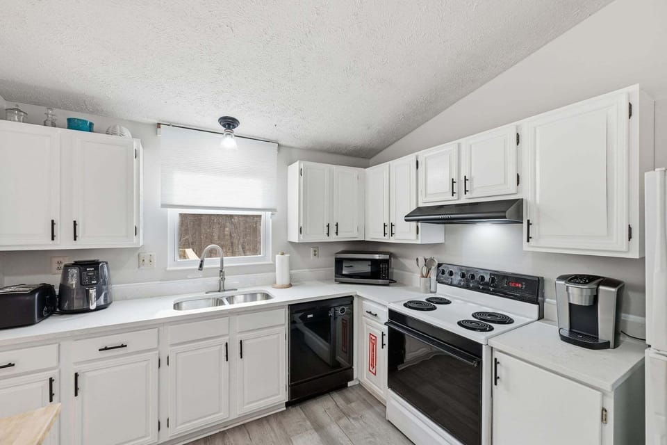 House, 3 Bedrooms | Private kitchen | Coffee/tea maker, fridge, oven, electric kettle