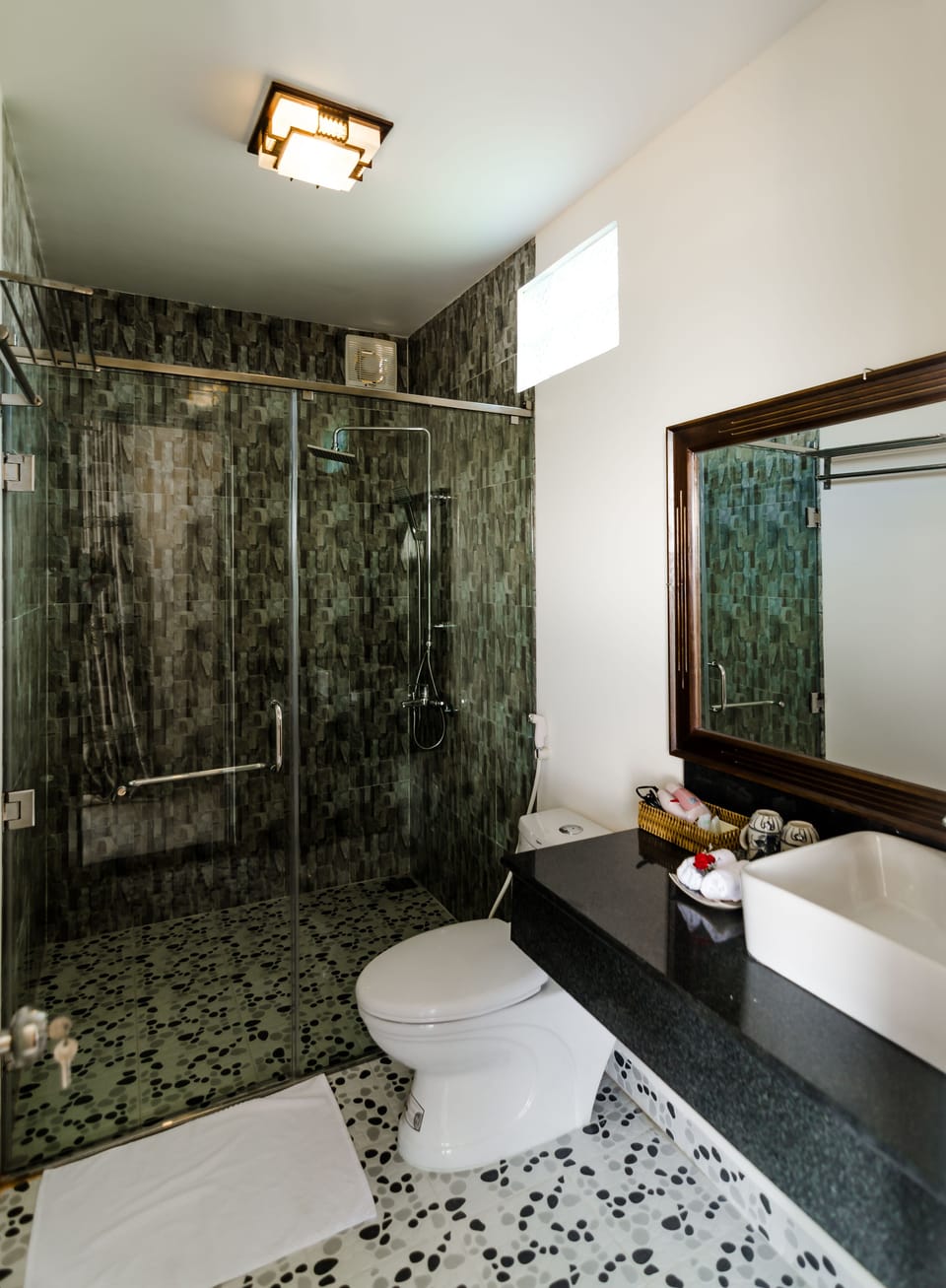 Deluxe Double or Twin Room, River View | Bathroom | Shower, free toiletries, hair dryer, bathrobes