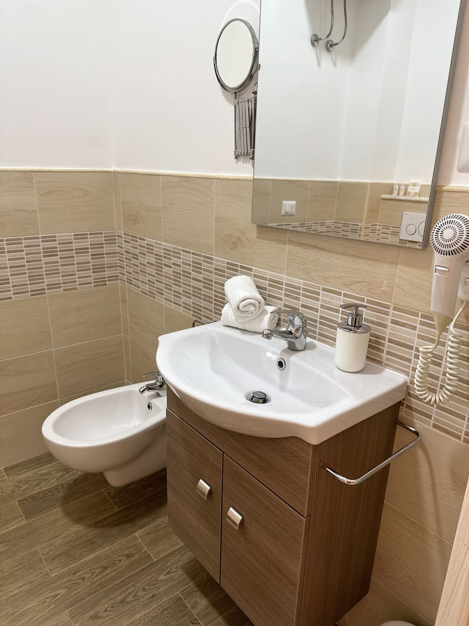 Economy Double Room, Courtyard View | Bathroom | Shower, rainfall showerhead, free toiletries, hair dryer