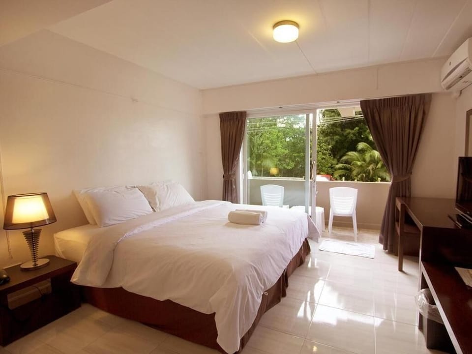 Standard Double Room | Minibar, in-room safe, desk, blackout drapes