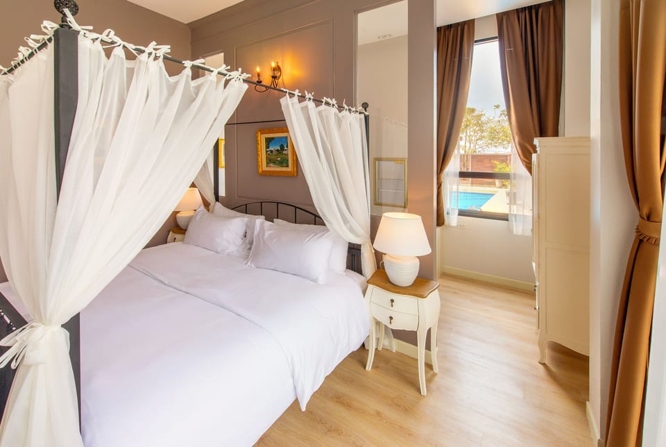 Suite, 1 King Bed | Minibar, in-room safe, desk, blackout drapes