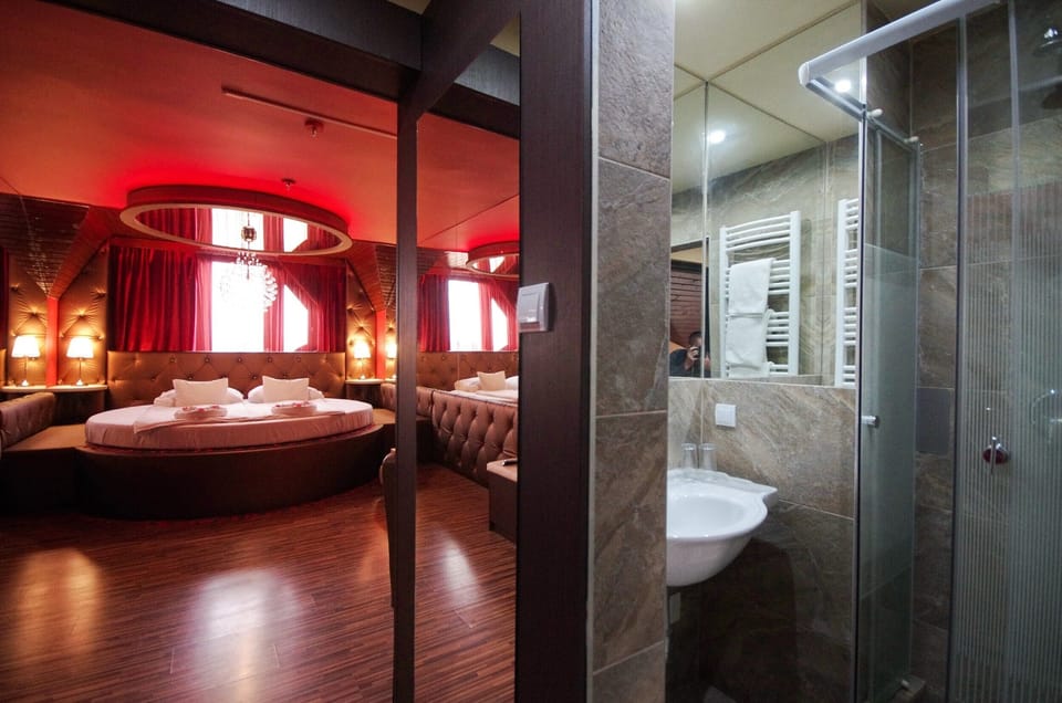 Deluxe Double Room | Bathroom | Shower, hair dryer, towels, soap
