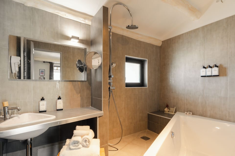 Deluxe Room, Balcony, Garden View | Bathroom | Hair dryer, towels, soap, shampoo