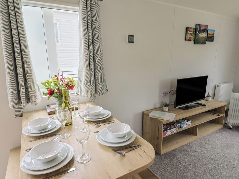 Cottage | Dining
