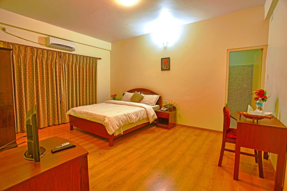 Deluxe Room | Premium bedding, in-room safe, desk, soundproofing