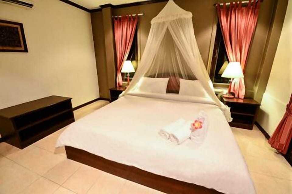 Minibar, desk, WiFi (free)