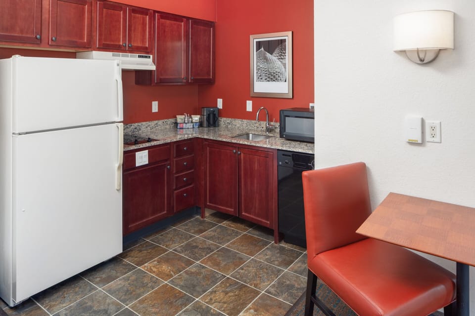 Coffee/tea maker, fridge, microwave, stovetop