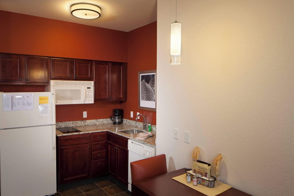 Coffee/tea maker, fridge, microwave, stovetop