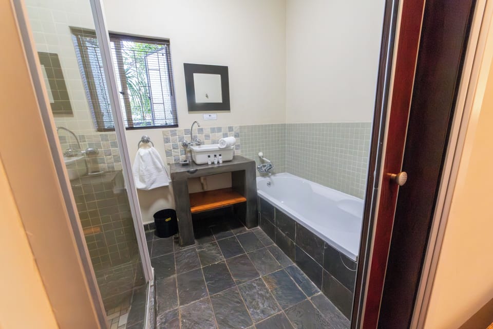 Superior Double Room, 1 King Bed, Garden Area | Bathroom | Free toiletries, towels, toilet paper