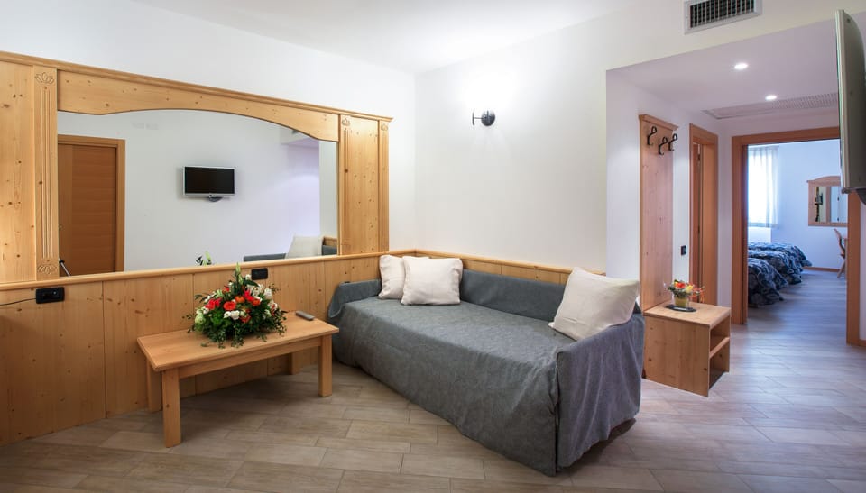 Quadruple Room | Minibar, in-room safe, desk, soundproofing
