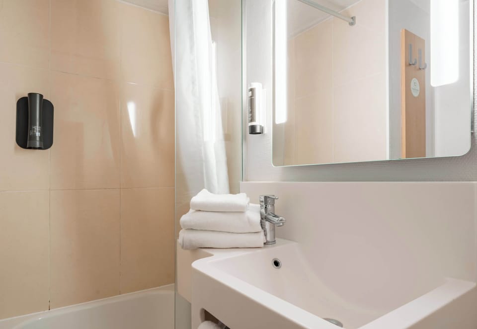 Shower, towels