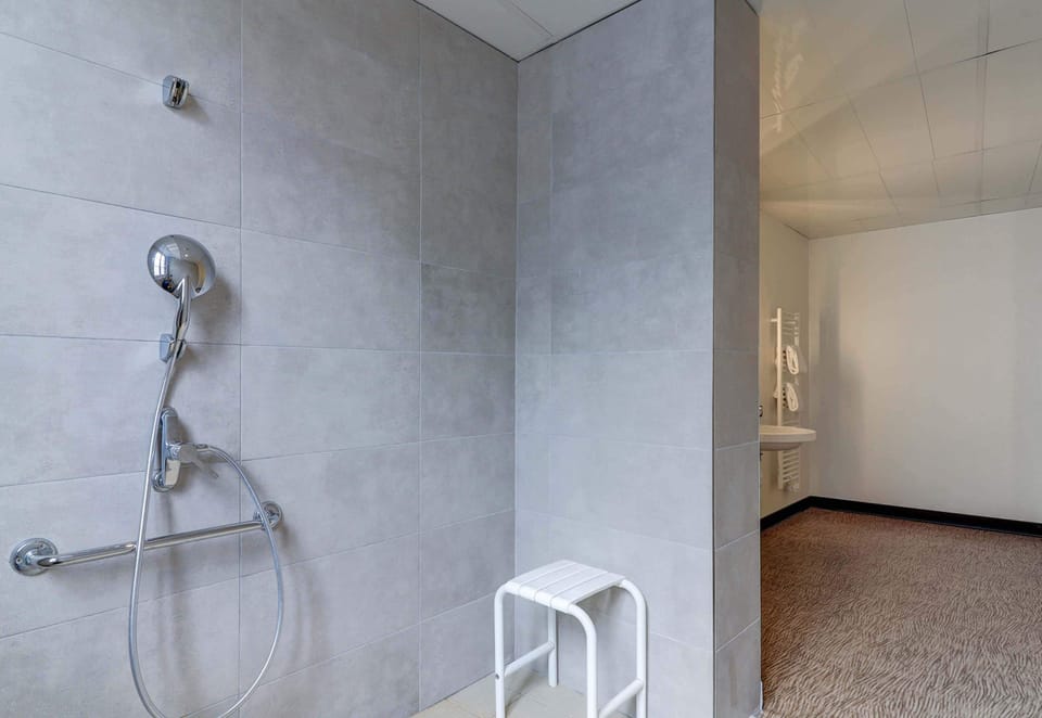 Double Room, Mobility Accessible, Non Smoking | Bathroom | Shower, towels