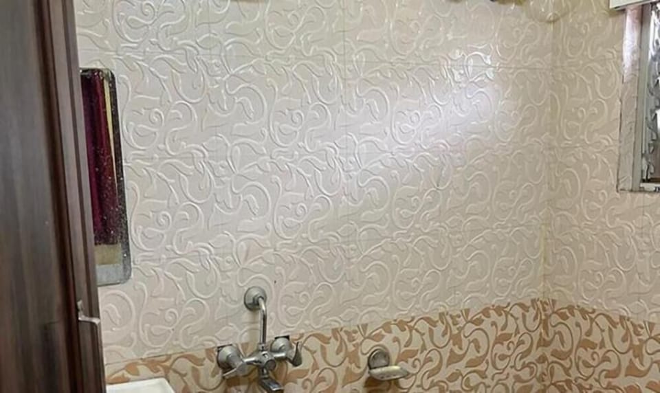 Shower, rainfall showerhead, free toiletries, towels