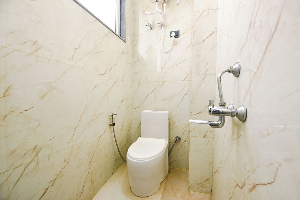 Shower, rainfall showerhead, free toiletries, towels