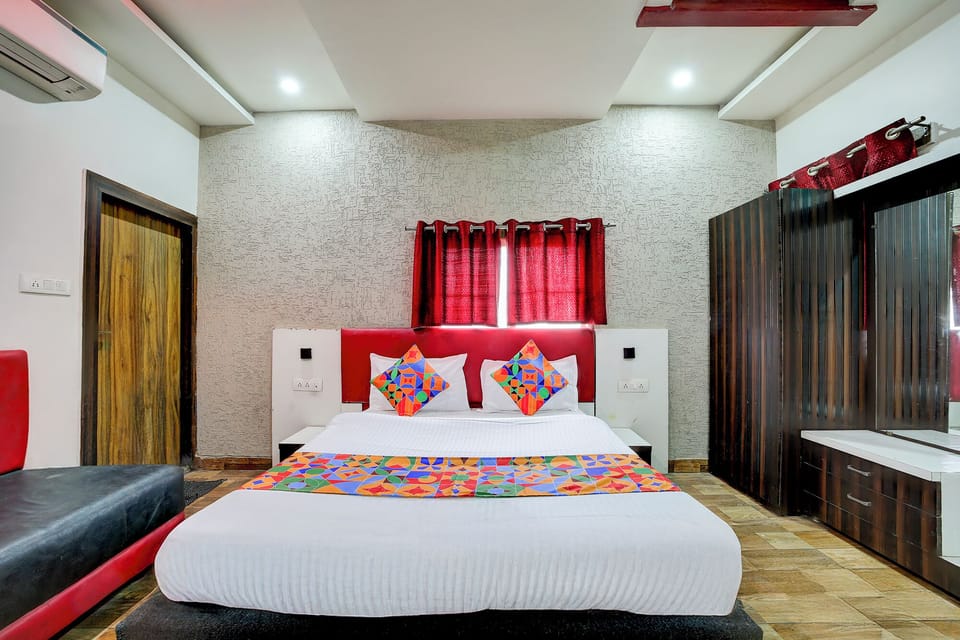 Egyptian cotton sheets, premium bedding, in-room safe, desk