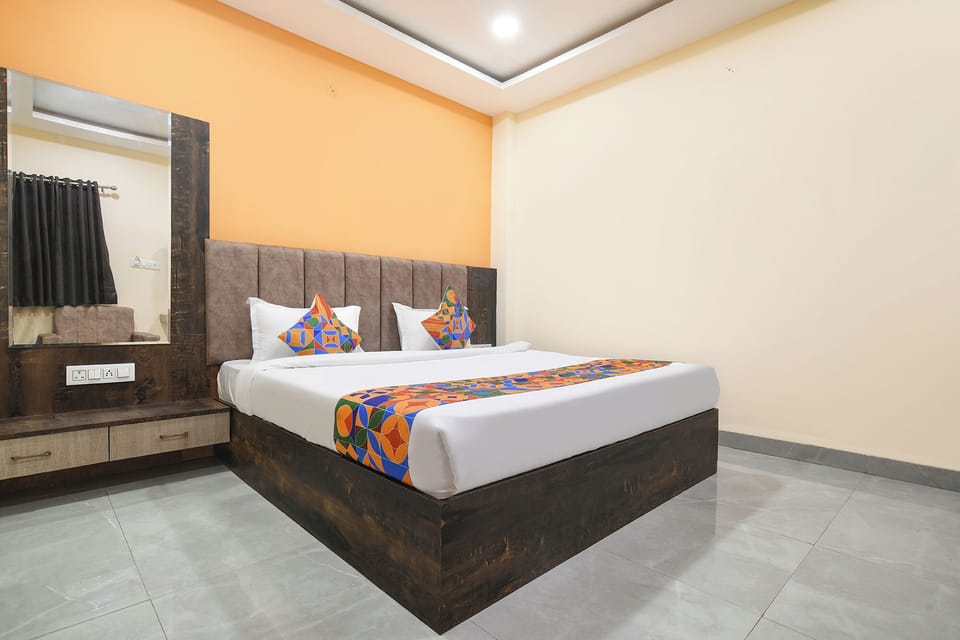 Egyptian cotton sheets, premium bedding, in-room safe, WiFi (free)