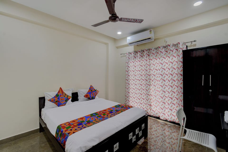 Deluxe Room | Egyptian cotton sheets, premium bedding, in-room safe, WiFi (free)