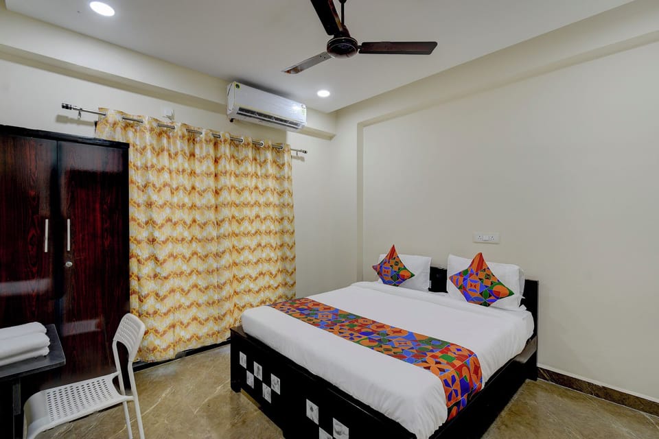 Egyptian cotton sheets, premium bedding, in-room safe, WiFi (free)