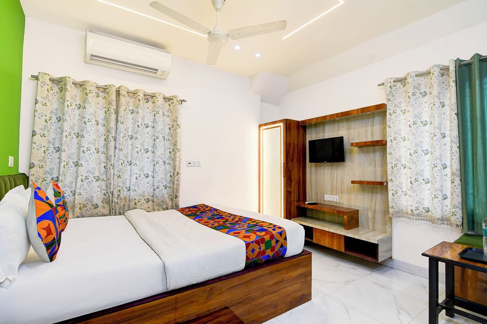 Egyptian cotton sheets, premium bedding, in-room safe, free WiFi