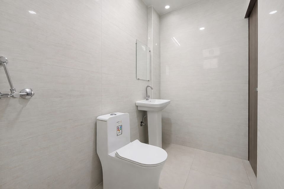 Shower, rainfall showerhead, free toiletries, towels
