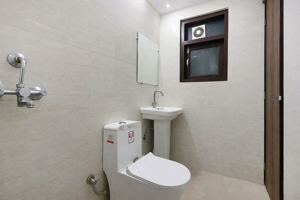 Shower, rainfall showerhead, free toiletries, towels