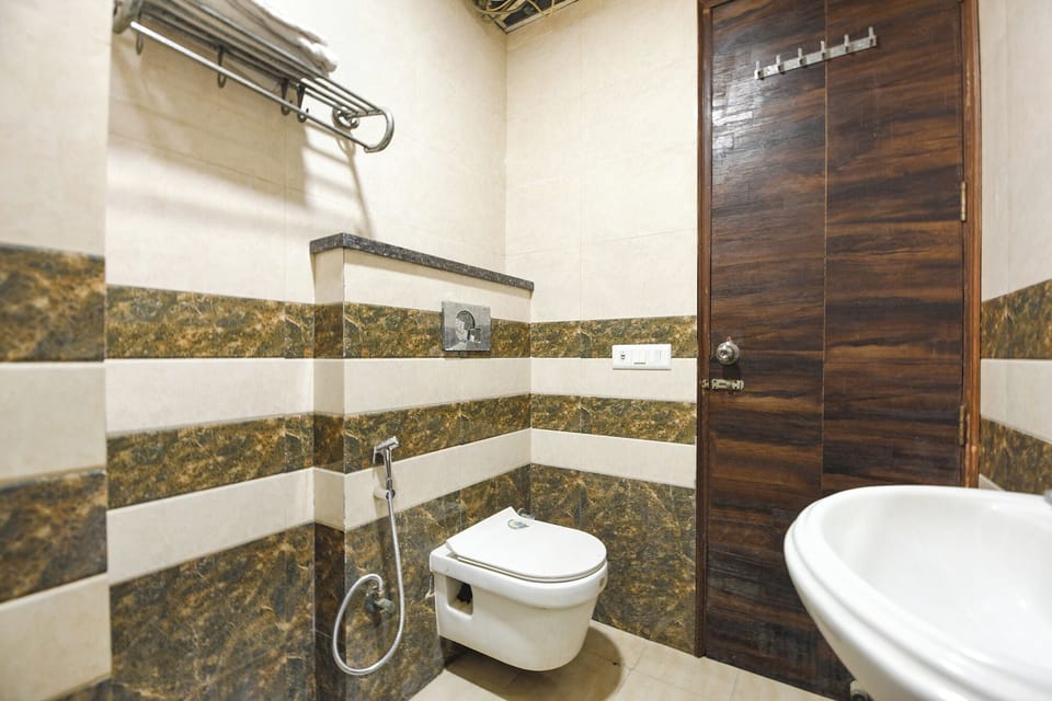 Deluxe Room | Bathroom | Shower, rainfall showerhead, free toiletries, towels