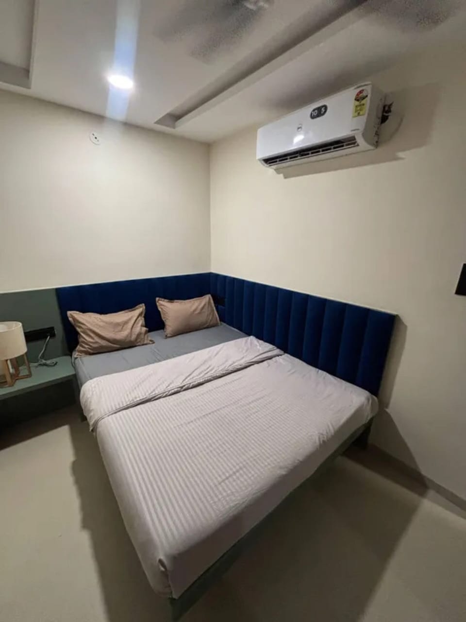 Egyptian cotton sheets, premium bedding, in-room safe, WiFi (free)