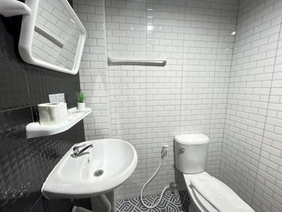 Apartment With Lake View | Bathroom