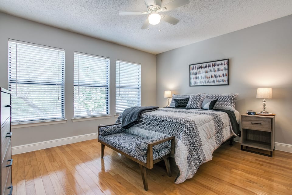 Sleeps 13 Fire Pit Fenced Yard Pet Friendly Near Six Flags House in San Antonio