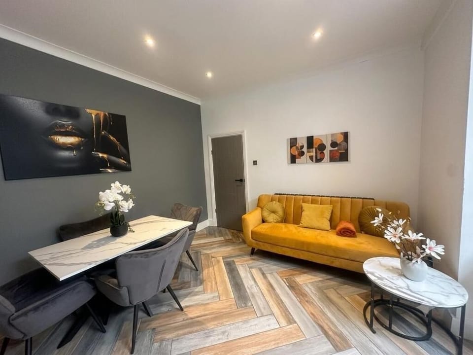 Apartment, 2 Bedrooms | Living room