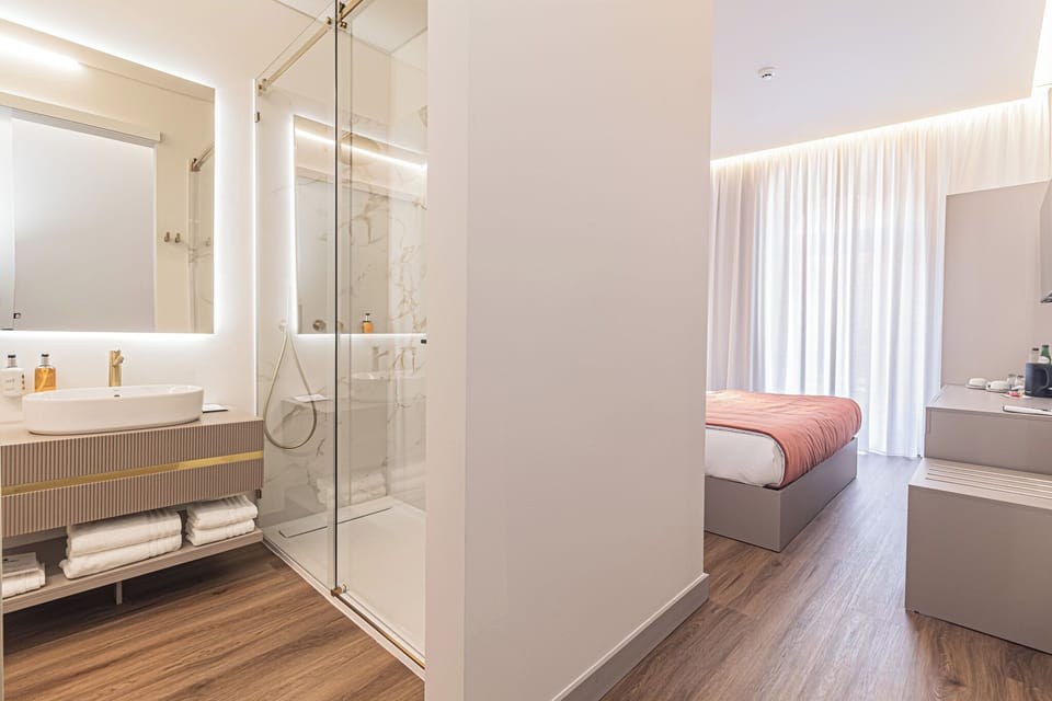 Double or Twin Room, Accessible, City View | Bathroom