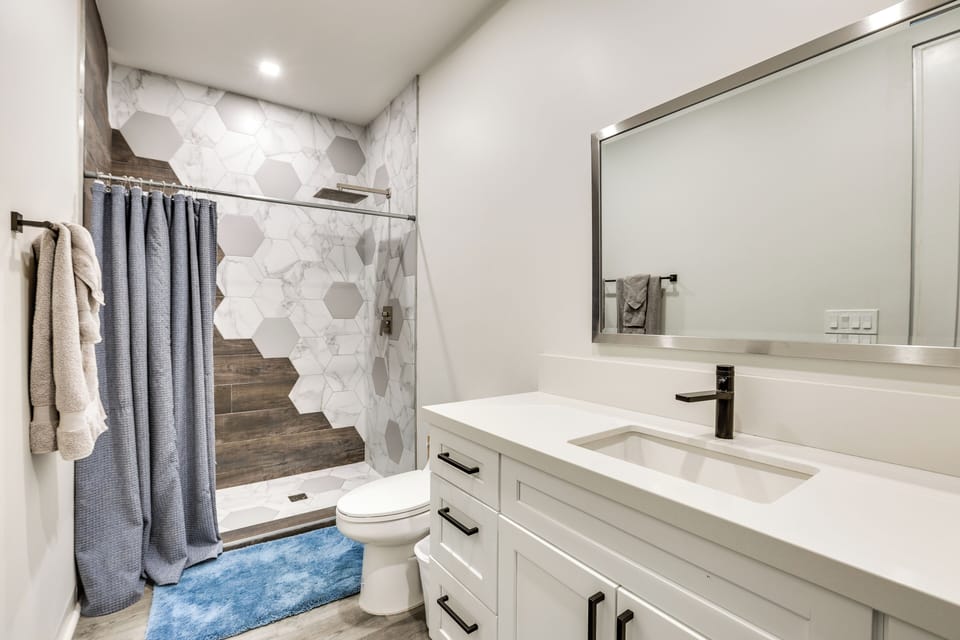 Shop, Dine & Unwind: Apt 2 Mi to Dtwn Phoenix! Apartment in Phoenix