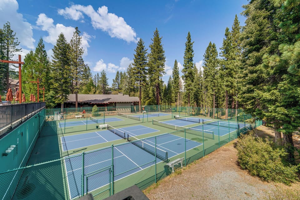Walk to Gondola: Truckee Retreat w/ Resort Perks! Cottage in Sierra Nevada