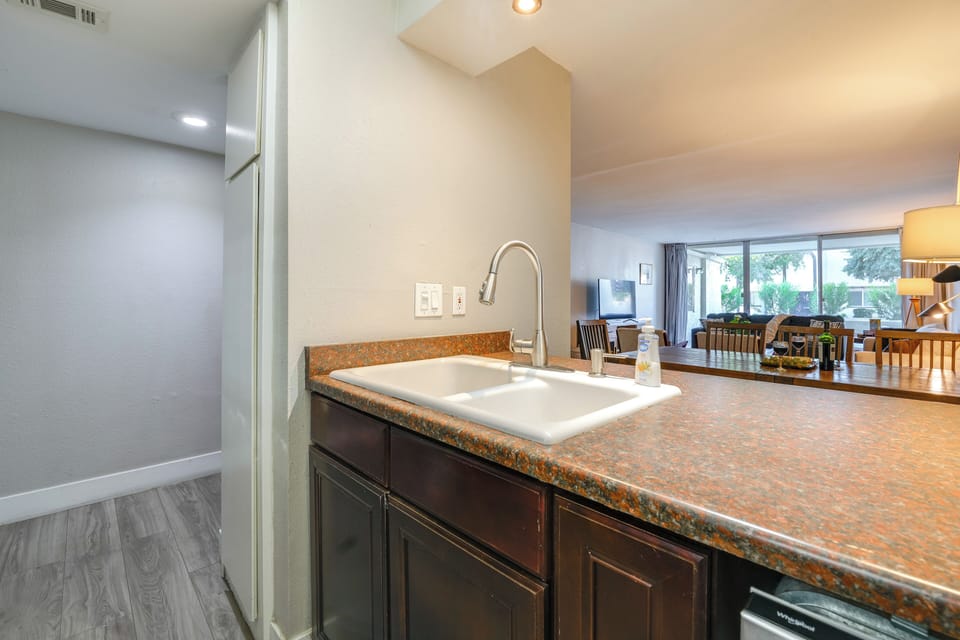 Community Perks! Walkable Old Town Condo w/ Patio Apartment in Scottsdale