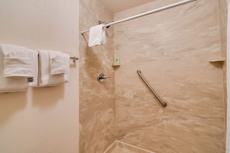 Shuttle to Winter Park Resort! Group Condo w/ Pool Apartment in Fraser