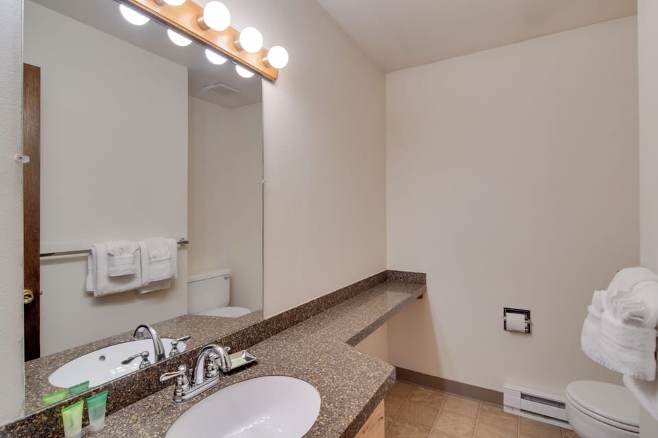 Ski, Soak & Chill! Pool-view Winter Park Condo Apartment in Fraser