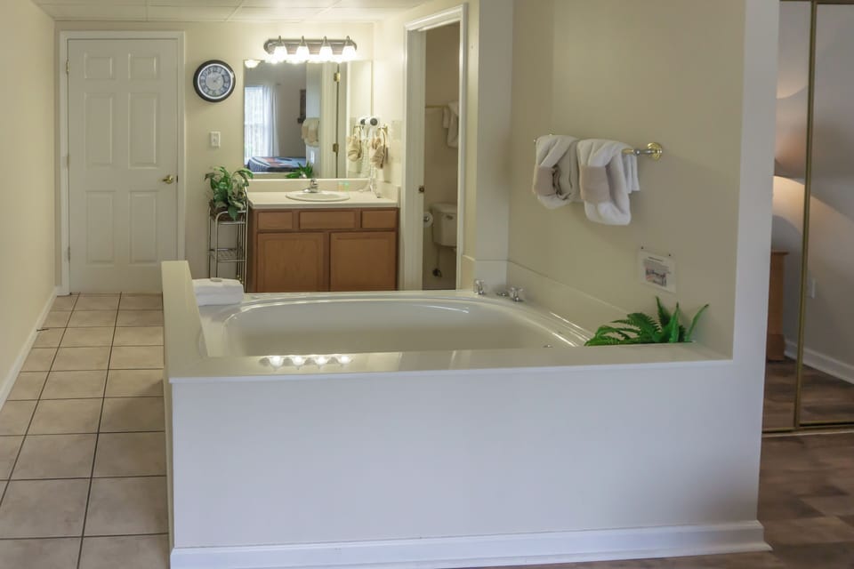 Mtn Views! Walkable Pigeon Forge Retreat w/ Pool Apartment in Pigeon Forge