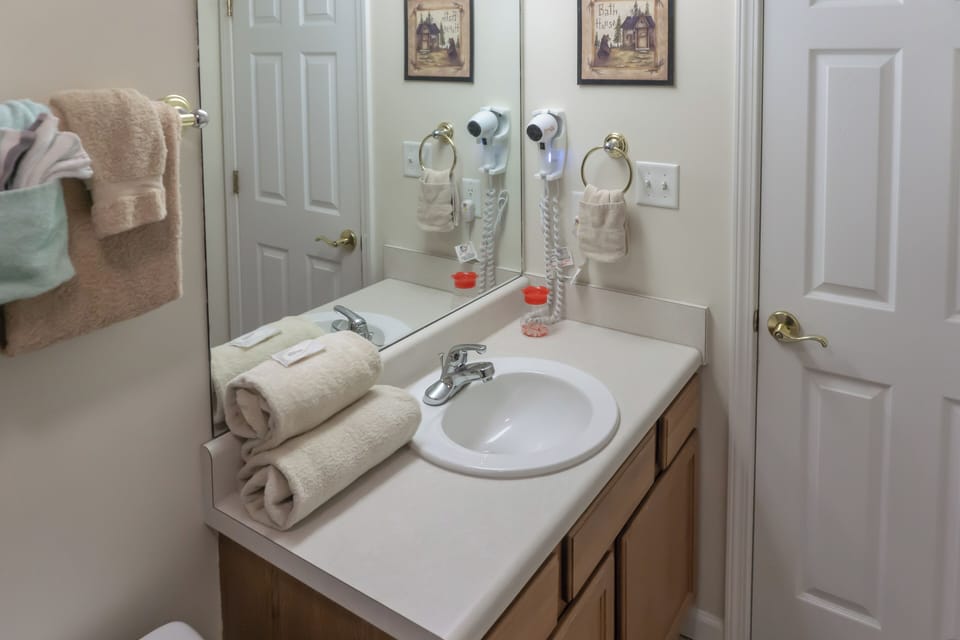 Mtn Views! Walkable Pigeon Forge Retreat w/ Pool Apartment in Pigeon Forge