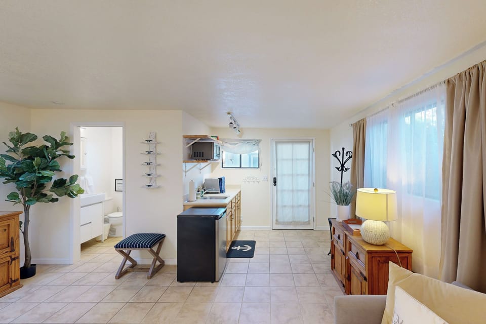 Stroll to Shore: Stinson Beach Gem w/ Hot Tub Cottage in Stinson Beach