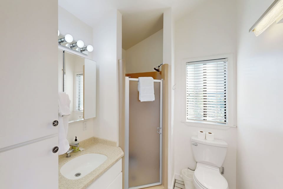 Stroll to Shore: Stinson Beach Gem w/ Hot Tub Cottage in Stinson Beach