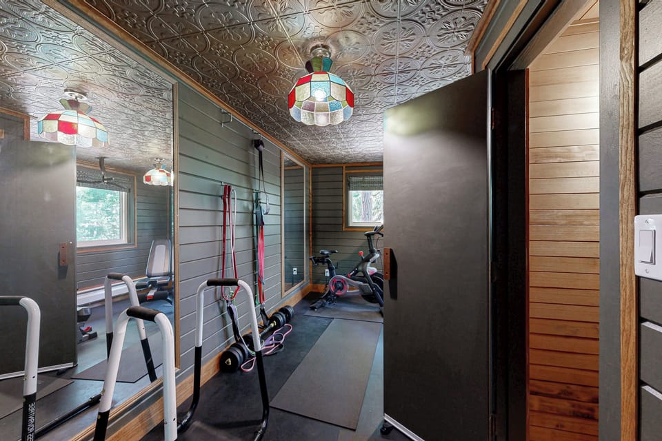 4BR Home w/ Spa, Bar, Home Gym, Decks, Near Lake Cottage in Arnold