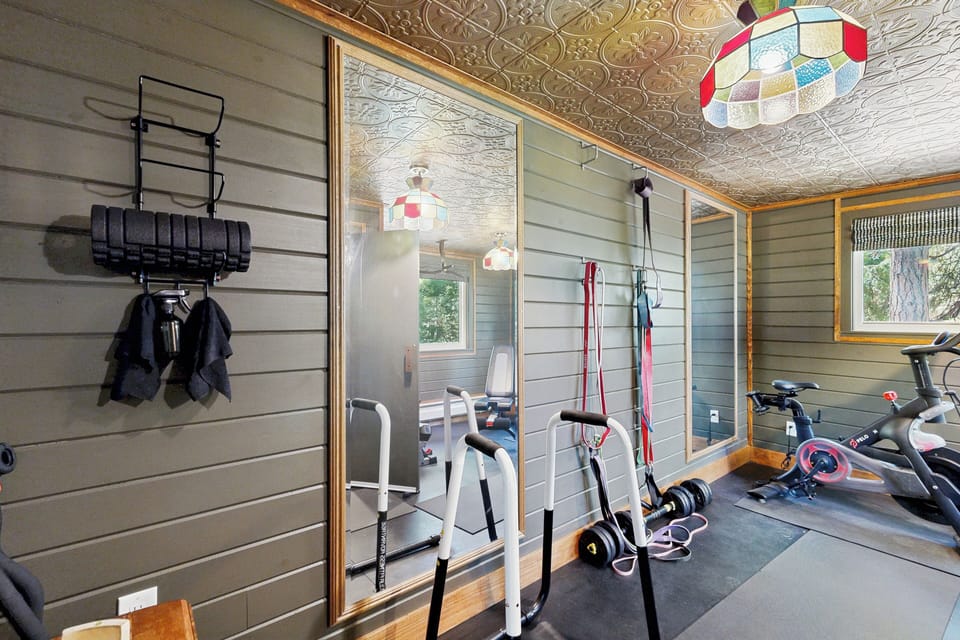 4BR Home w/ Spa, Bar, Home Gym, Decks, Near Lake Cottage in Arnold