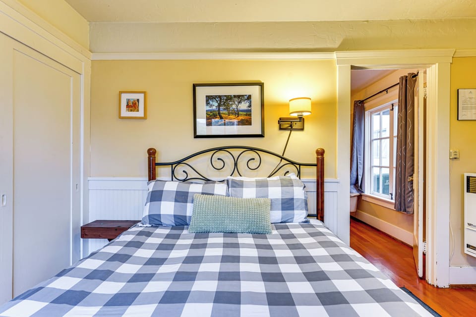 Inviting 1BR Patio Full Kitchen Cottage in Santa Cruz