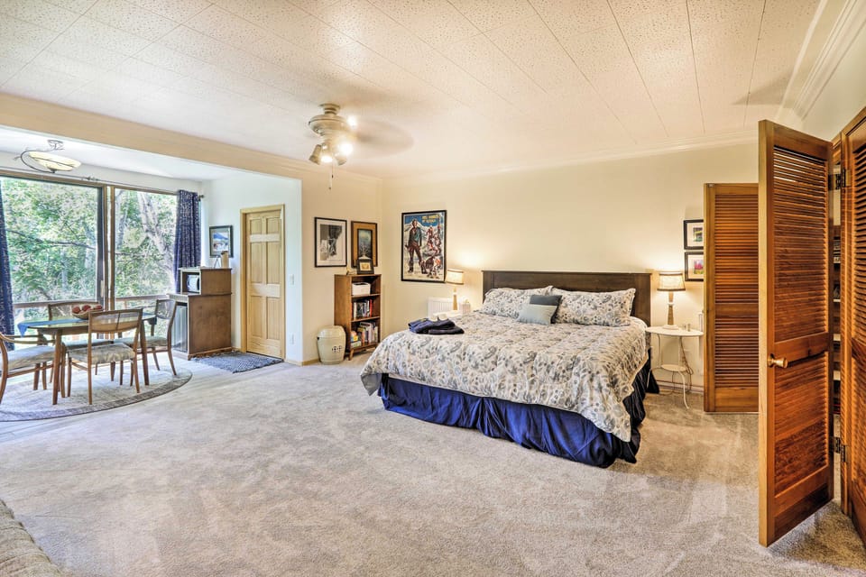 Sunny Downtown Studio w/ Kitchenette & AC Apartment in Fairbanks